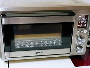 烤箱预热5分钟，之后将烤盘放入烤箱中层，上管170度，下管155度烤15-18分钟。(具体时间及温度还要根据自家烤箱性能来定)