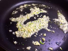 油锅烧热，放入大蒜末炸香
