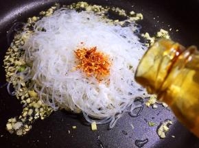 倒入蚝油