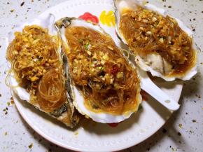 将搅拌好的粉丝放生蚝肉上