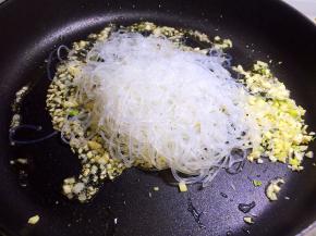 放入泡软的粉丝