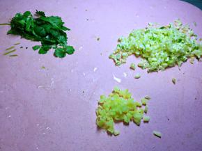 大蒜和生姜切末，香菜切碎