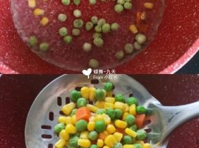 杂蔬粒开水焯煮一分钟。沥干备用。