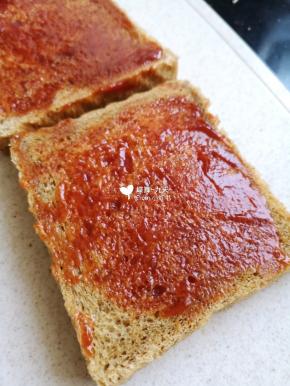 吐司片表面涂抹番茄酱。