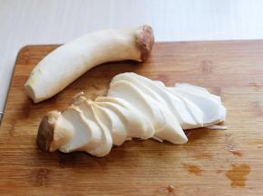 首先将杏鲍菇洗干净，切片。