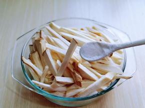 切好的杏鲍菇条放入器具中，加入盐。(盐的量按个人口味放)