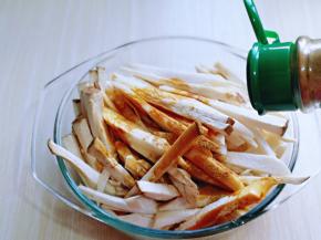 再加入十三香。(胡椒粉也可以)