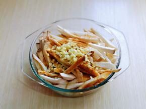 将切好了的蒜放入杏鲍菇中。