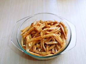 搅拌均匀，盖上盖子腌制20-30分钟。