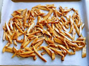 腌制好的杏鲍菇条放入点有油纸的烤盘中，散开铺平整。