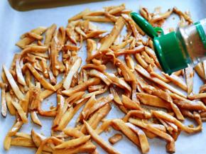 再均匀的撒上孜然粉。(孜然粉量可以根据个人喜欢增减)