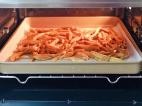 将烤盘入烤箱中层。