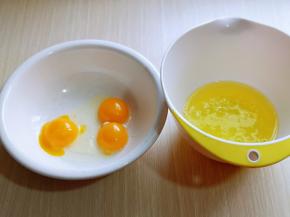 蛋黄与蛋白分离，分别在无油无水的容器中。
