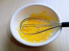 先做蛋黄糊，蛋黄用手动打蛋器打散，加入牛奶继续打均匀至看不到牛奶。