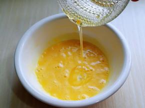 加入玉米油，使油与蛋液完全融合再一起，(色拉油也可以，但是一定要无味的)不建议使用黄油或橄榄油。