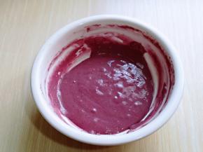 用手动打蛋器拌均匀，且无干粉。拌的时候呈Z字形状来回搅动，不要转圈搅拌，以免起筋。这样紫薯蛋黄糊就做好了，放旁边备用。