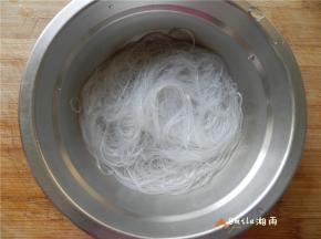 粉丝用开水浸泡5分钟。