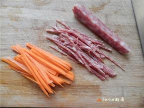 切红萝卜丝和香肠丝。