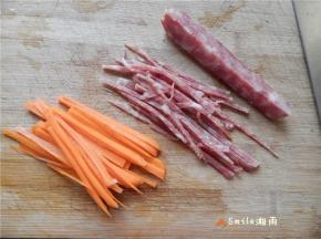切红萝卜丝和香肠丝。