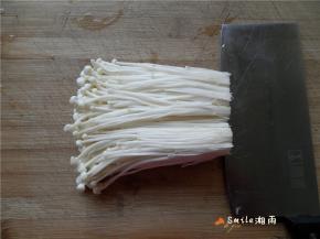 金针菇洗净切去老根。
