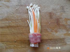 金针菇分8份，每1份放几根红萝卜丝、莴笋丝、香肠丝，用香肠片包住。