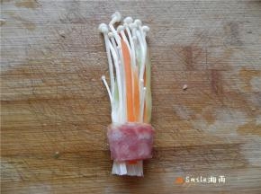 金针菇分8份，每1份放几根红萝卜丝、莴笋丝、香肠丝，用香肠片包住。