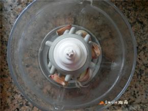 大蒜放东菱无线绞肉机中。