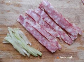 切8条香肠薄片、莴笋去皮切丝。