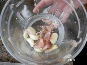 机器将大蒜去皮。