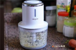 大蒜放无线绞肉机打成蒜蓉(几秒即成)。