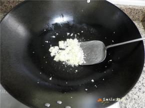 锅中热油，爆香蒜蓉。