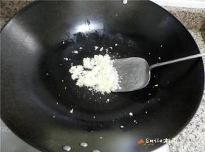 锅中热油，爆香蒜蓉。