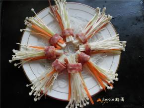 将香肠菇放入盘中摆好。