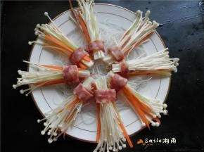 将香肠菇放入盘中摆好。