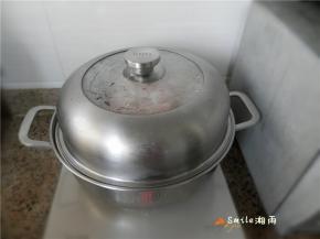 置蒸锅，水沸后大火蒸8分钟。