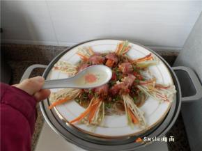 撒葱花，浇上一勺热油。