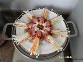 将蒜蓉酱浇在金针菇上。