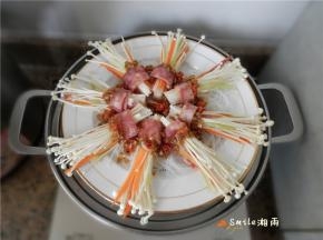 将蒜蓉酱浇在金针菇上。