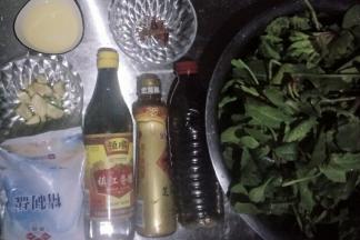 准备食材，蒜切末，菠菜洗净控干水分