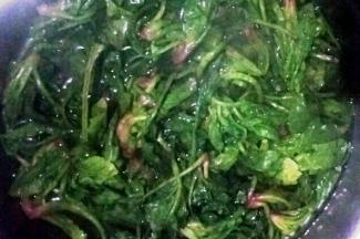 把菠菜加适量盐用热开水烫熟后过下冷开水