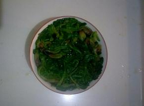挤去菠菜的水份，放在一个大碗中压实
