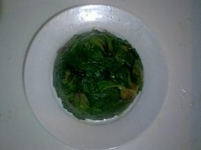 把菠菜倒扣在盘中待用