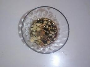 加入味极鲜，盐，醋拌均匀