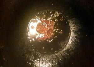 锅中倒入芝麻油和玉米油，开小火，油温9成热放入花椒和辣椒炸香。