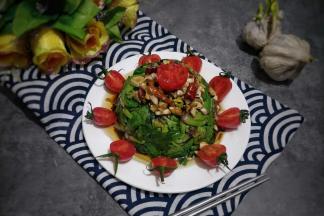 把千禧西红柿对半切开作装饰