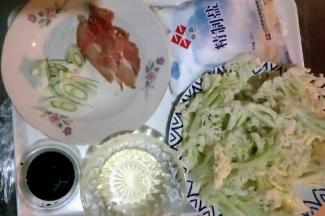 准备食材，葱切葱花，猪肉切片，松花菜切小朵