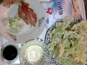 准备食材，葱切葱花，猪肉切片，松花菜切小朵