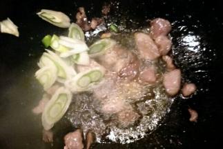 放入葱花炒香后加入生抽