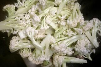 放入松花炒至断生