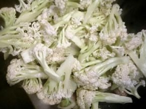 放入松花炒至断生